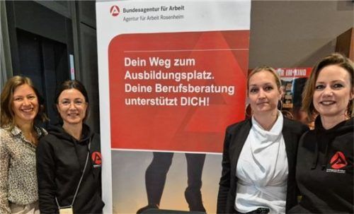 Franziska Hemberger, Astrid Schneider, Jeannine Schwarz und Sarah Kofler (von links) beraten die Schüler. Foto görlitz