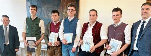 Freisprechungsfeier der Innung für Land- und Baumaschinentechnik Oberbayern mit Ehrung der Prüfungsbesten, auf unserem Foto (von links): Prüfungsvorsitzender Thomas Jais, die Prüfungsbesten Jakob Sedlmeier, Johannes Listl, Johannes Straßmaier, Johannes Kirschbaum und Fabian Lebacher sowie Obermeister Markus Mayer. Foto  Brückner