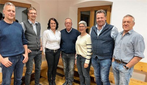 Freuen sich auf die anstehenden Termine in diesem Jahr: Die Mitglieder der Vorstandschaft (von links) Andreas Weinberger, Simon Wallner, Marlene Wagner, Klaus Kronast, Barbara Zschocke, Georg Berger und Rudi Birkinger. Foto re