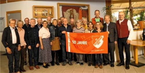 Freuten sich über die Auszeichnung: ein Teil der älteren Jubilare des TV Feldkirchen. Foto merk