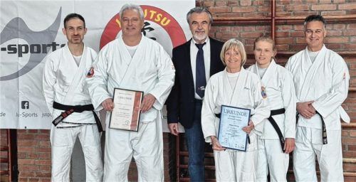 Freuten sich über die gelungene Überraschung: (von links) Michi Guttner, Gerry Kreuzinger, Berthold Ottmann, Margit Herzog, Lisa Brunner und Andreas Kaufmann.Foto re