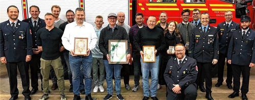 Freuten sich über Ehrungen und Beförderungen: (von links) Zweiter Kommandant Mirko Hentsche, Vorsitzender Andreas Hofbauer, Florian Dodl, Johannes Bräunlich, Sebastian Scheuerer, Christian Dreischl, Georg Dörfler junior, der neue Ehrenkommandant Alois Kogler, Marek Czuba, Peter Estermann, Georg Dörfler, Thomas Schmidt, Marina Dörfler, Bürgermeister Karl Mair, Kreisbrandinspektor Franz Hochhäuser, Kreisbrandrat Richard Schrank, Stadtbrandinspektor Mario Zimmermann und Cosimo Spinelli sowie (vorne) Kommandant Christian Holewa. Foto Feuerwehr Schloßberg