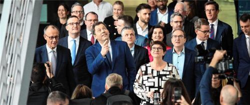 Friedrich Merz (links), Unions-Kanzlerkandidat und CDU-Bundesvorsitzender, Lars Klingbeil (Mitte links), SPD-Fraktions- und Bundesvorsitzender, und Saskia Esken (Mitte rechts), SPD-Bundesvorsitzende, kommen zur Pressekonferenz der Parteivorsitzenden von Union und SPD zur Vorstellung des Koalitionsvertrages im Paul-Löbe-Haus. Foto dpa