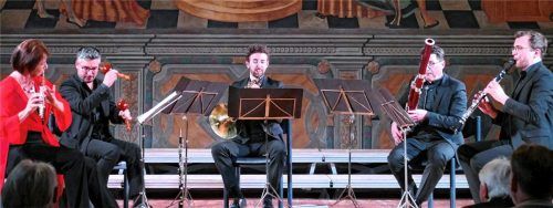 Fröhliche Lebenslust herrschte beim Hamburger Bläserquintett, als der Oboist mit Maracas den Rhythmus markierte.Foto JANKA