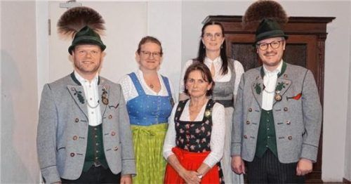 Für 60 Jahre Mitgliedschaft wurde Marianne Bauer (Mitte, vorne) geehrt. Es gratulierten (von links) stellvertretender Vorsitzender Florian Stoib, Kassierin Irmgard Aicher, stellvertretende Vorsitzende Sabine Till und Vorsitzender Helmut Freund (von links).Foto Hötzelsperger