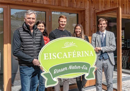 Für Bürgermeister Simon Hausstetter ist die Familie Gschwendtner ein Glücksfall für den neuen Dorfplatz: (von links) Klaus Gschwendtner senior, seine Frau Claudia Gschwendtner, Klaus Gschwendtner junior mit seiner Lebensgefährtin Chiara Hohlweg sowie Simon Hausstetter.Foto Thomae