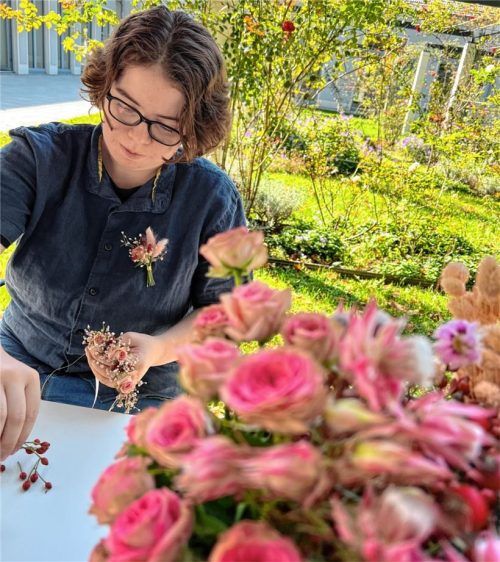 Ganz in ihrem Element: Emilia Weiss (18) aus Kolbermoor beim Binden von kleinen Blumengestecken. Fotos privat