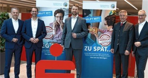 Geeint im Kampf gegen Betrüger: (von links) Sparkassen-Vorstandsvorsitzender Karl Göpfert, Rosenheims Oberbürgermeister Andreas März, Kriminalhauptmeister Dominik Röber, Landrat Otto Lederer und Sparkassen-Vorstandsmitglied Stephan Donderer.