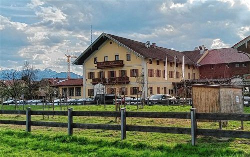Gegenüber des Happinger Hofs könnte gebaut werden. Foto Wunsam