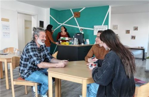 Gemeinsame Spiele, Kaffee und Essen, Beschäftigung in der Werkstatt: der Kontaktladen ist Treffpunkt und Rückzugsort für Menschen, die mal von Zuhause raus wollen.
