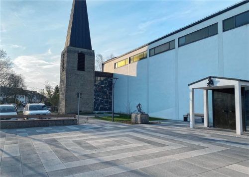Gepflastert, die Parkplätze in einem abgetrennten Bereich: So präsentiert sich der neugestaltete Vorplatz der Georgskirche, die jetzt barrierefrei erreichbar ist.