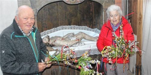 Gertraud und Sepp Leitner am Heiligen Grab.