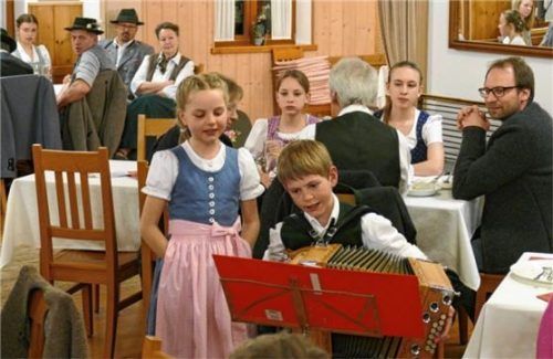 Geschwisterduo aus Bad Feilnbach: Jakob begleitet den Gesang seiner Schwester Magdalena auf der Ziach.Foto Kiemer