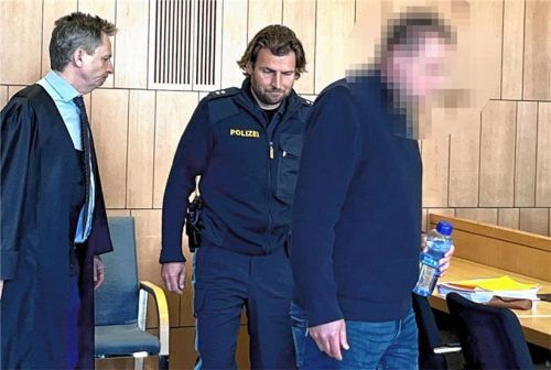 Gesenkter Blick, keine Mimik: So zeigte sich Tobias A. die meiste Zeit über während seines Prozesses am Landgericht Traunstein. Foto ph