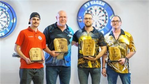 Glückliche Sieger: (von links) Luis Falterer (TSV Heiligkreuz), Klaus Wolhorn (Dart Pub 180 München), Nicolas Joannidis (1. BSDV Rosenheim) und Werner Scheidig (SV Vagen). Foto  Bugl