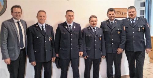 Glückwünsche und Dank gab es von Bürgermeister Stephan Schlier (links) und Bernhard Wagner, dem Vorsitzenden des Ellmosener Feuerwehrvereins (rechts), für (von links) den scheidenden Kommandanten Leonhard Lechner, seinen Nachfolger Josef Katzmaier, dessen Stellvertreter Jakob Schweiger und den scheidenden Vize-Kommandanten Johannes Funkenhauser.Foto Feuerwehr Ellmosen