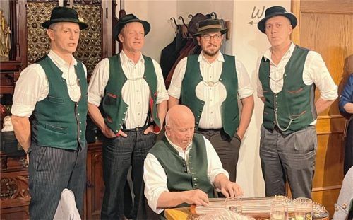 Grandioser alpenländischer Viergesang mit den Rimstinger Sängern: (von links) Markus Dettendorfer, Hannes Ettenhuber, Christoph Bauer und Raimund Steinberger, begleitet von Peter Anderl an der Zither.Foto  Janeczka