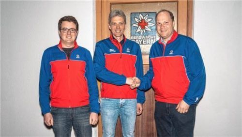 Gratulation und Dank: (von links) Der neue stellvertretende Bereitschaftsleiter Gereon Granel, der ehemalige Bereitschaftsleiter Josef Hunger und der neue Bereitschaftsleiter Matthias Pummerer. Foto Bergwacht Rosenheim-Samerberg