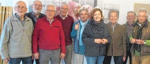 Gruppenbild mit Dame: Die Vorstandschaft des Männergesangvereins mit Dritter Bürgermeisterin Steffi Panhans: (von links) Schriftführer Peter Tresenreiter, Beisitzer Klaus Riedel, und Adi Dürmaier, Notenwart Bernhard Holzner, Dirigent Wolfgang Zeller, Kassenverwalter Helmut Janura, Beisitzer Sebastian Voit und Vorsitzender Manfred Panhans. Foto re