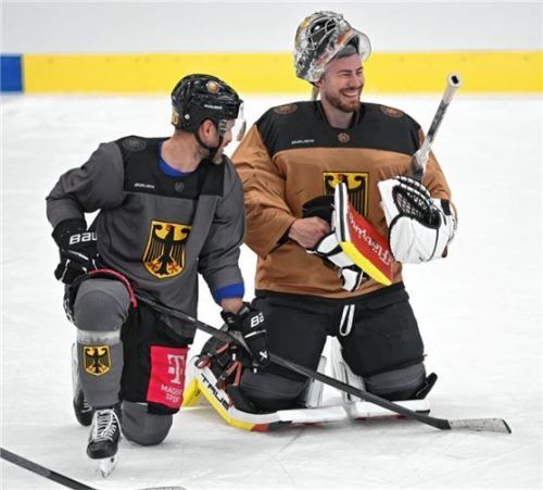Gut gelaunt: Patrick Hager und Philipp Grubauer.Foto Ziegler