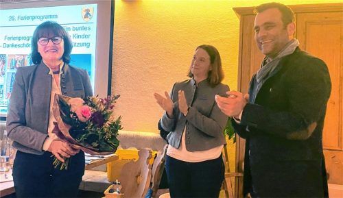 Hannelore Schauer (von links) übergibt nach fast 16 Jahren Ferienprogramm den „Staffelstab“ an Steffi Mühlnickel- Rieder. Bürgermeister Alois Loferer dankt Hannelore Schauer und wünscht gleichzeitig Steffi Mühlnickel-Rieder einen guten Start. Foto Ammelburger