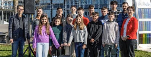 Hatten jede Menge Spaß und nahmen viel aus dem Projekt mit: Marco Schmidt (Marketing RCS Audio Systeme), Lehrerin Karin Scherzer, Schüler der Mittelschule, Andreas Stempfhuber (Lehrer und Mitwirkender im Videofilm) sowie Rektorin Arabella Quiram.Foto  RCS.creative Marco Schmidthallo