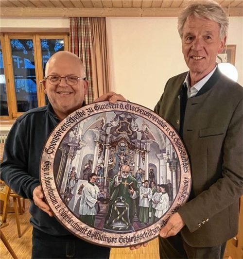 Hautpmann-Stellvertreter Uwe Hecht (links) übergab die Schützenscheibe an Felix Schwaller, den Vorsitzenden des Kirchenrenovierungsvereins.Foto Kotter