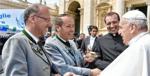 Herbert Reiter aus Aschau (Zweiter von links) traf Papst Franziskus zusammen mit seinem Bruder Claus Reiter und dem früheren Aschauer Pfarrer Johannes Palus bei einer Audienz in Rom und überreichte ihm ein Miniatur-Bankerl aus Aschau.