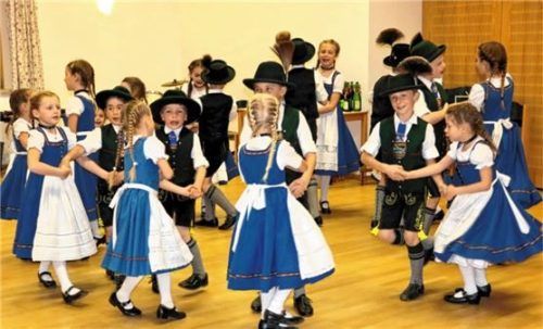 Herzerfrischend, konzentriert und sauber erfreute die Kindergruppe beim „Bauernmadl“ viele Herzen der begeisterten Mitglieder. Foto  Strim