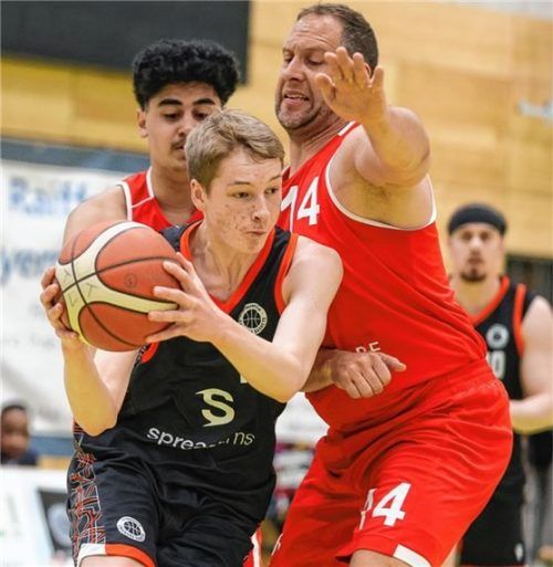 Heye Gädt, hier gegen Sebastian Hufgard (rechts), erzielte gegen Dachau acht Punkte.Foto Hans Weitz