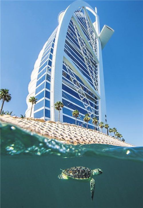 Ikonisch: Das Jumeirah Burj Al Arab mit Segelform (gr. F.) und das Restaurant Al Mahara (o.).