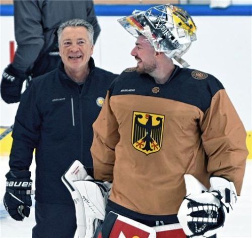 Im Gespräch mit dem Chefcoach: Philipp Grubauer mit Bundestrainer Harold Kreis.Foto Hans-Jürgen Ziegler