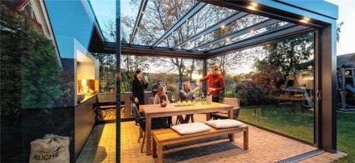 Im gut gedämmten Wintergarten kann man es sich auch mit Gästen gemütlich machen.Foto  Solarlux GmbH/BHW Bausparkasse