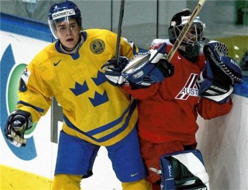 Im Nationaldress: Claus Dalpiaz gegen Schwedens Matthias Weinhandl.Foto Imago