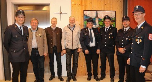 Im Rahmen der Versammlung wurden langjährige Mitglieder geehrt: (von links) Vorsitzender Anton Schneebichler, Georg Wachinger und Andreas Wimmer (50 Jahre Mitgliedschaft), Christian Furtner (40 Jahre), Christian Grießenböck und Andreas Pichler (25 Jahre), Andreas Gar und Kommandant Andreas Heibl. Foto Schwitteck