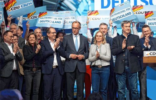 Reißen sie das Ruder herum? Der designierte Bundeskanzler Friedrich Merz im Kreise der neuen Ministerriege hat viel vor.Foto  dpa