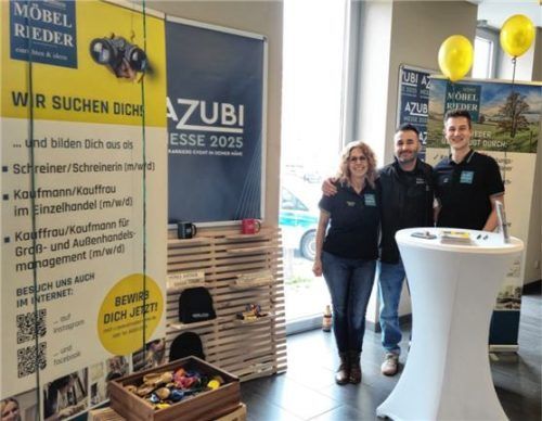 Im Team von Möbel Rieder stimmt die Chemie – Einrichtungsberaterin Stefanie Maier, Küchenplaner und Betriebsleiter Georg Katruschow und Azubi Peter Böck fühlen sich in dem Familienbetrieb wohl. Fotos Karin Zehentner