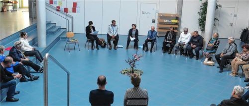 In der Aula der Holnstainerschule trafen sich Gläubige dreier Religionen zum Friedensgebet. Foto baumann