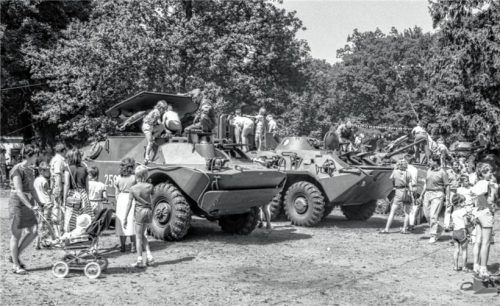 In der DDR fing Wehrerziehung bereits im Kindergarten an. Die Nationale Volksarmee war etwa auf Volksfesten im Einsatz, wie hier bei der Präsentation von Schützenpanzern am Tag der Republik 1987 im Barnstorfer Wald in Rostock. Zudem war Wehrunterricht zwischen 1978 bis 1989 ein Pflichtfach für 9. und 10. Klassen. Foto Imago