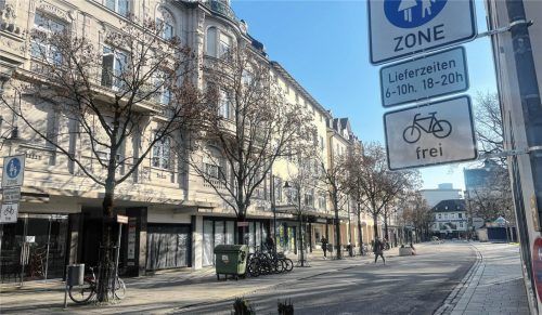 In der jüngsten Sitzung des Stadtrats wurde darüber diskutiert, wie es mit der Fußgängerzone in der Münchener Straße weitergehen soll. Das Ergebnis: zunächst gar nicht. Bald rollen hier wieder völlig legal auch Autos.Foto Heise