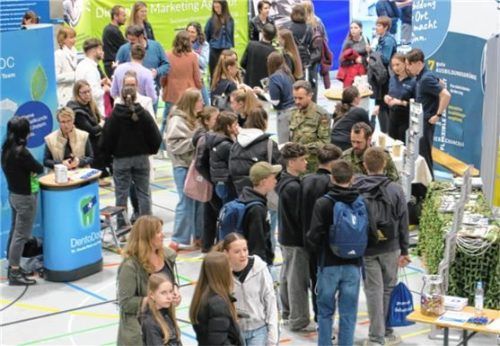 In der Realschul-Turnhalle waren 42 Info-Stände aufgebaut. Fotos baumann