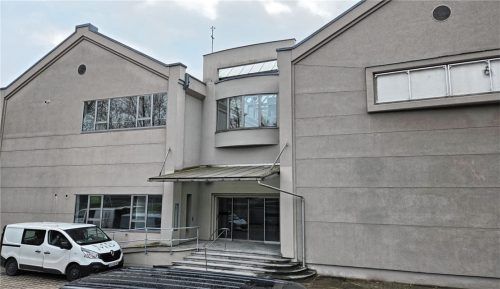 In diesem Gewerbeobjekt in der Hofmühlstraße im Stephanskirchener Ortsteil Murnau sollen nach dem Willen des Landratsamtes 101 Geflüchtete unterkommen. Doch die Gemeinde wehrt sich. Foto Blum