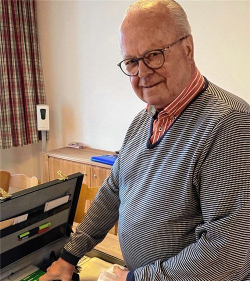 In seinem schwarzen Aktenkoffer hat Sepp Davanzo fein säuberlich alles verstaut, was er für die Leitung eines Schafkopfturniers braucht.Foto Kotter