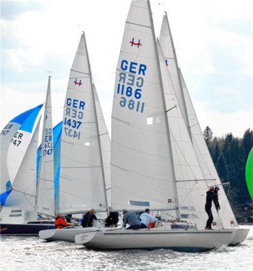 In vier Durchgängen kämpften die Teilnehmer der ersten Segel-Regatta am Simssee um gute Platzierungen.Foto Niessen