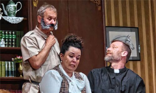 Inspektor Bliss (Tommy Ultsch, hinten) fühlt Miss Manders (Miri Huber) und Pfarrer Goodman (Peter Baier) auf den Zahn – verdeckt als Schmetterlingsforscher. Fotos fuchs
