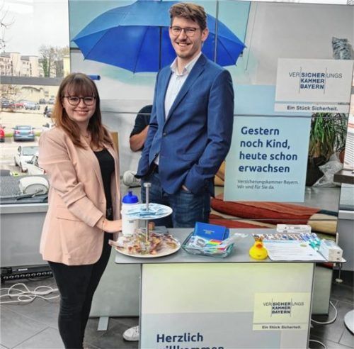 Jakob John und Lena Neugirg schätzen die OVB-Azubimesse als tolle Gelegenheit, mit den jungen Menschen ins Gespräch zu kommen.