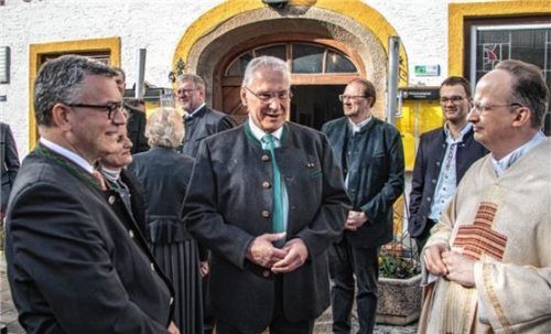 Joachim Herrmann im Gespräch vor der Kundgebung. Links Florian Herrmann, rechts Christoph Klingan, Generalvikar des Erzbistums München und Freising.Foto Stache