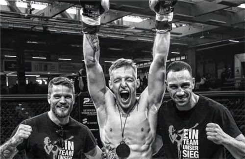 Johannes Jörg (Mitte) siegte bei der Maximus-Fightnight nach elf Sekunden in der ersten Runde.Foto Instagram