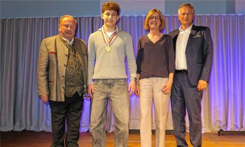 Judoka Maximilian Osterloher errang den oberbayerischen U18-Meistertitel – das Bürgermeister-Trio Richard Richter, Anna Wallner und Klaus Christoph (von rechts) gratulierte. Fotos baumann