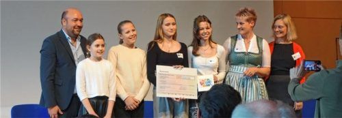 Jürgen Bäuerle von der Direktorenvereinigung der bayerischen Wirtschaftsschulen, Anna Bichler und Isabella Thum aus der Klasse 5b, Hanna Mühsam und Sophie Heinz aus der Klasse 10c, Ilona Brunner, Vorsitzende der Landeselternvereinigung der Wirtschaftsschulen in Bayern und Nicole Strasser, Geschäftsführerin der Privaten Wirtschaftsschule Dr. Kalscheuer (von links). Foto füchtner